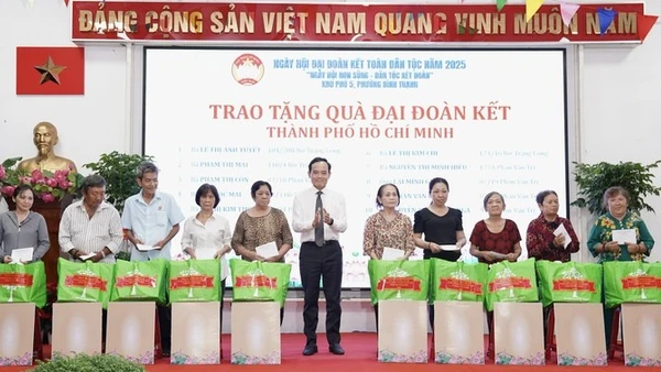 Bí thư Trung ương Đảng, Bí thư Thành ủy Thành phố Hồ Chí Minh Trần Lưu Quang tặng quà đại đoàn kết cho các hộ dân trên địa bàn Khu phố 5, phường Bình Thạnh (Ảnh: DUY PHÚ) 