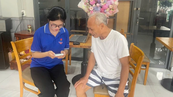 Đoàn thanh niên tại các địa phương hỗ trợ người dân tiếp cận với chuyển đổi số.