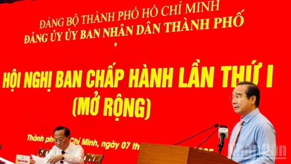 Đồng chí Nguyễn Văn Được, Ủy viên Trung ương Đảng, Bí thư Đảng ủy, Chủ tịch Ủy ban nhân dân thành phố phát biểu tại hội nghị.