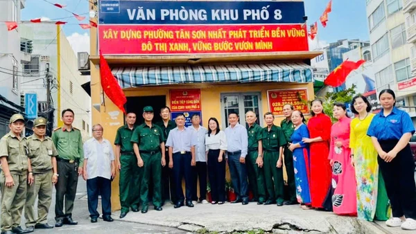 Cán bộ Khu phố 8, phường Tân Sơn Nhất luôn phát huy tinh thần trách nhiệm, là cầu nối giữa chính quyền và nhân dân. 