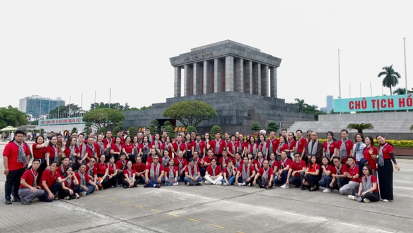 Đoàn chụp hình lưu niệm trước Lăng Bác.
