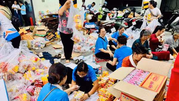 Điểm tiếp nhận tập trung tại cơ quan Ủy ban Mặt trận Tổ quốc Việt Nam Thành phố Hồ Chí Minh mọi người đang tích cực phân loại và đóng gói hàng hóa để vận chuyển tới tay bà con sớm nhất.
