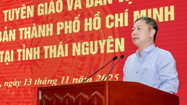 Ông Dương Anh Đức, Ủy viên Ban Thường vụ Thành ủy, Trưởng Ban Tuyên giáo và Dân vận Thành ủy Thành phố Hồ Chí Minh chia sẻ khó khăn với bà con Thái Nguyên sau trận bão lịch sử.