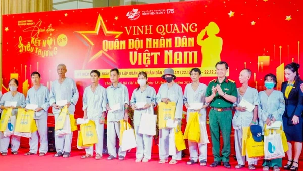 Tại chương trình, Bệnh viện Quân y 175 đã trao tặng những phần quà cho các bệnh nhân có hoàn cảnh khó khăn.