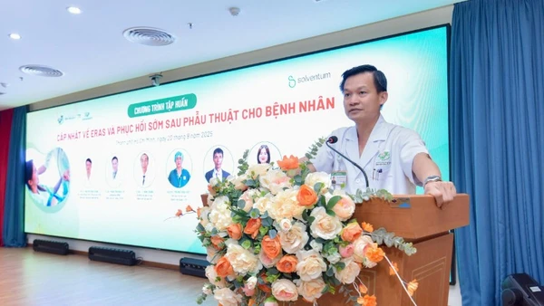 Tiến sĩ, Bác sĩ Phan Đình Mừng, Phó Giám đốc Bệnh viện Quân y 175, Giám đốc Viện Chấn thương Chỉnh hình phát biểu tại buổi tập huấn.