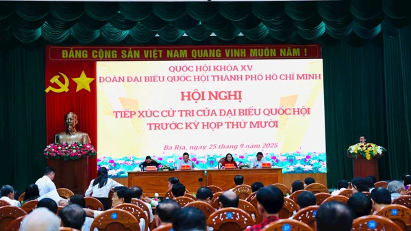 Tổ đại biểu Quốc hội số 15, Đoàn đại biểu Quốc hội Thành phố Hồ Chí Minh đã tiếp xúc cử tri 3 phường Bà Rịa, Long Hương và Tam Long ngày 25/9. (Ảnh: HUYỀN TRANG)