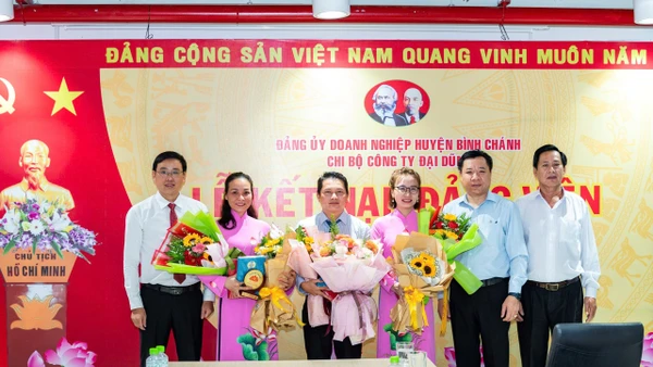 Lễ kết nạp đảng viên tại Công ty cổ phần Cơ khí xây dựng thương mại Đại Dũng.