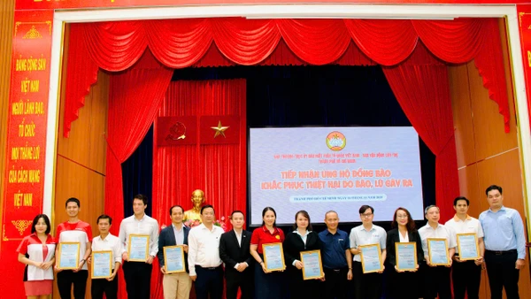 Các đơn vị, doanh nghiệp trên địa bàn thành phố ủng hộ cho đồng bào chịu thiệt hại bởi bão, lũ.