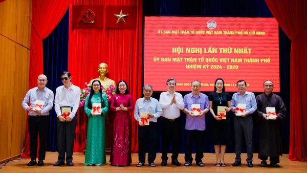 Đồng chí Nguyễn Phước Lộc và đồng chí Trương Thị Bích Hạnh, Phó Chủ tịch Thường trực Ủy ban Mặt trận Tổ quốc Việt Nam Thành phố Hồ Chí Minh tặng sách của cố Tổng Bí thư Nguyễn Phú Trọng cho các tổ chức thành viên và các Ủy viên Ủy ban Mặt trận Tổ quốc Việt Nam thành phố được hiệp thương bổ sung. 