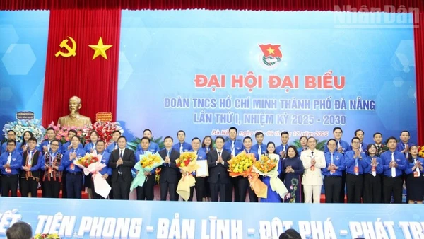 Lãnh đạo Thành phố Đà Nẵng và Trung ương Đoàn tặng hoa chúc mừng Ban chấp hành khóa mới.
