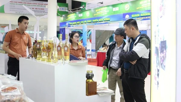 Khách hàng tham quan, tìm hiểu sản phẩm tại triển lãm.