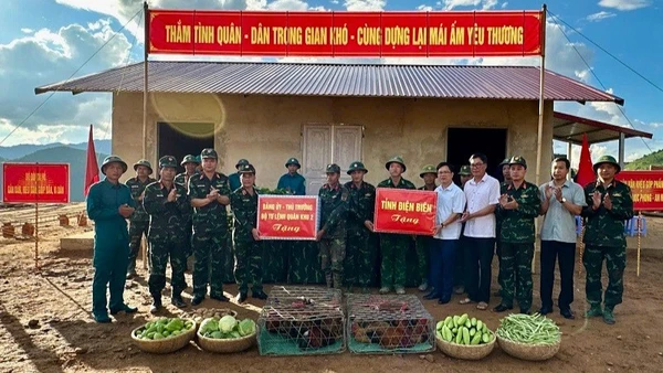 Thiếu tướng Nguyễn Đăng Khải và đồng chí Phạm Đức Toàn, Phó Chủ tịch Ủy ban nhân dân tỉnh Điện Biên trao quà, động viên các cán bộ, chiến sĩ đang giúp nhân dân làm nhà ở mới tại điểm tái định cư bản Háng Pù Xi, xã Xa Dung. (Ảnh: ĐỨC HẠNH)