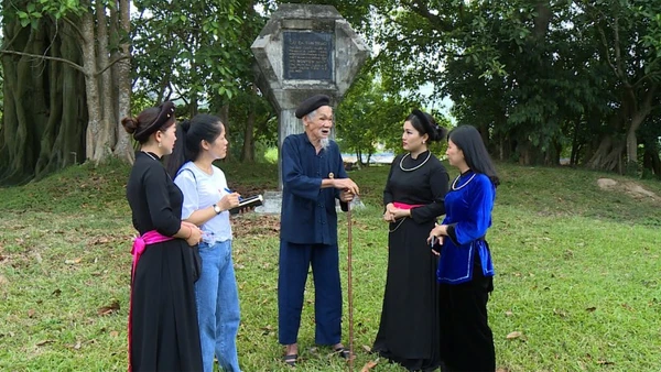 Ông Hoàng Ngọc kể lại câu chuyện gặp Bác Hồ và những sự kiện lịch sử diễn ra tại Tân Trào cho thế hệ trẻ. (Ảnh: ĐỨC THẮNG)