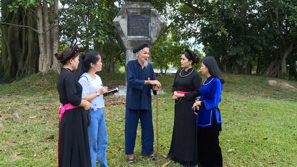 Ông Hoàng Ngọc kể lại câu chuyện gặp Bác Hồ và những sự kiện lịch sử diễn ra tại Tân Trào cho thế hệ trẻ. (Ảnh: ĐỨC THẮNG)