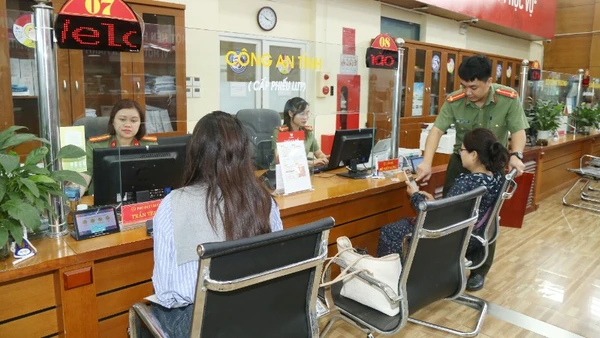 Cán bộ Phòng Hồ sơ-nghiệp vụ hướng dẫn cấp phiếu lý lịch tư pháp cho người dân tại Trung tâm Phục vụ hành chính công tỉnh Bắc Ninh.