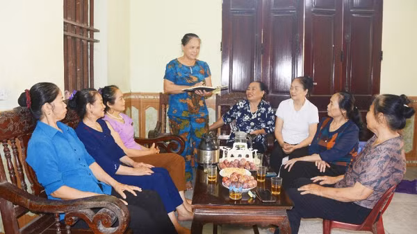 Câu lạc bộ phòng, chống tội phạm và tệ nạn xã hội thôn Hữu Ái tổ chức buổi sinh hoạt chuyên đề.