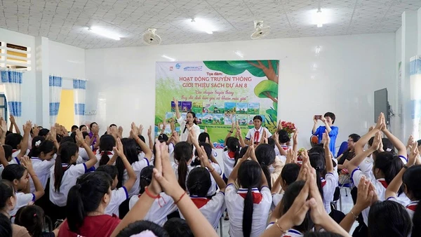 Các em học sinh hào hứng tham gia Chương trình giới thiệu sách thuộc Dự án “Thực hiện bình đẳng giới và giải quyết những vấn đề cấp thiết với phụ nữ và trẻ em”.