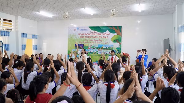 Các em học sinh hào hứng tham gia Chương trình giới thiệu sách thuộc Dự án “Thực hiện bình đẳng giới và giải quyết những vấn đề cấp thiết với phụ nữ và trẻ em”.