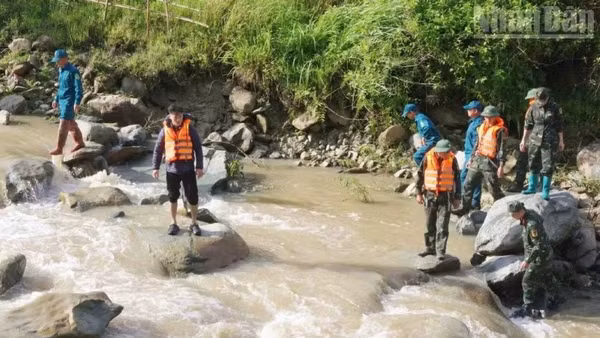 Cán bộ, chiến sĩ Bộ Chỉ huy Quân sự tỉnh Sơn La cùng các lực lượng tìm kiếm 3 nạn nhân ở xã Gia Phù bị lũ cuốn trôi.