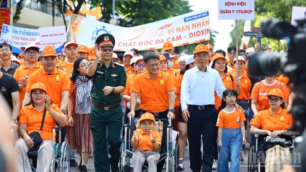 Đại biểu tham gia chương trình đi bộ "Vì nạn nhân chất độc da cam/dioxin". (Ảnh: TRỌNG ANH)