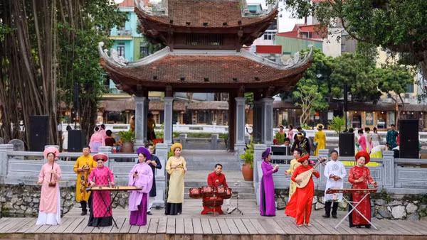Đoàn Nghệ thuật Hương sắc Việt biểu diễn phục vụ công chúng tại Hồ Văn (Di tích quốc gia đặc biệt Văn Miếu-Quốc Tử Giám). (Ảnh: GIANG NAM)