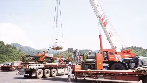 Công nhân Công ty cổ phần Hữu Nghị Xuân Cương vận hành hệ thống cẩu chuyên dụng phục vụ sang tải hàng hóa tại khu vực Cửa khẩu Hữu Nghị (Lạng Sơn). (Ảnh: HOÀI THU)