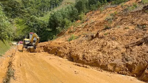 Mưa lớn gây sạt lở ở khu vực Đèo Oai tại Km115, Quốc lộ 2C đoạn qua địa phận xã Trung Sơn, tỉnh Tuyên Quang.