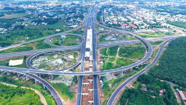Nút giao Long Thành kết nối cao tốc Thành phố Hồ Chí Minh-Long Thành-Dầu Giây, cao tốc Biên Hòa-Vũng Tàu và sân bay Long Thành đã đưa vào khai thác tạm.