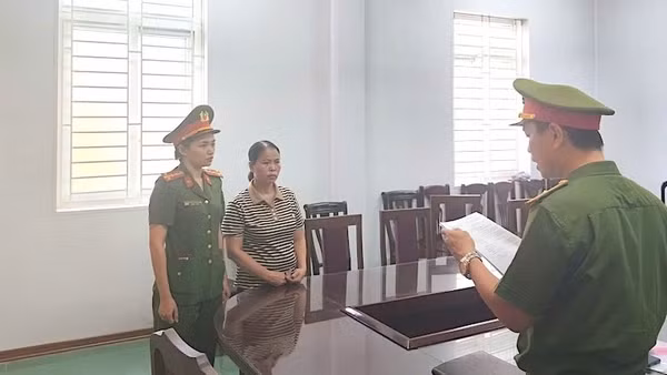 Lực lượng chức năng thi hành Quyết định khởi tố bị can, Lệnh bắt bị can để tạm giam đối với Phạm Thị Hương. (Ảnh: Công an cung cấp)
