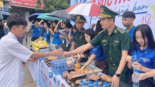 Cán bộ Đồn Biên phòng Nậm Lạnh phối hợp Đoàn xã hỗ trợ đồ ăn nhẹ tại điểm thi cho các thí sinh.