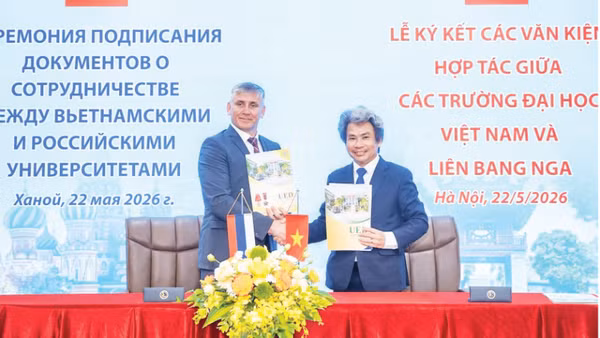 Lễ ký kết văn kiện hợp tác giữa các trường đại học Việt Nam và Liên bang Nga. (Ảnh: Trường đại học Sư phạm - Đại học Đà Nẵng)