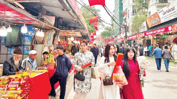 Các bạn trẻ du xuân đầu năm.