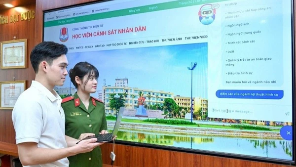 Cán bộ giảng viên, học viên Học viện Cảnh sát nhân dân phát triển AI trong công tác tư vấn, tuyển sinh. (Ảnh: THẾ ĐẠI)