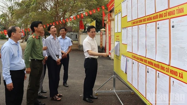 Đồng chí Nguyễn Hoàng Giang, Ủy viên Trung ương Đảng, Phó Bí thư Tỉnh ủy, Chủ tịch Ủy ban nhân dân tỉnh, Phó Chủ tịch Ủy ban Bầu cử tỉnh Quảng Ngãi kiểm tra công tác chuẩn bị bầu cử tại một điểm bầu cử ở xã An Phú thuộc đơn vị bầu cử số 1.