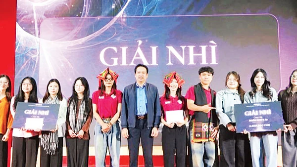 Các sinh viên ngành Ngôn ngữ nhận giải thưởng cuộc thi “Ngôn ngữ và AI” do Trường đại học Khoa học Xã hội và Nhân văn (Đại học Quốc gia Hà Nội) tổ chức.