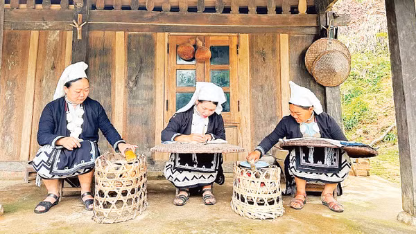 Các nghệ nhân ở bản Hoài Khao (Cao Bằng) thực hiện kỹ thuật thêu và in hoa văn bằng sáp ong.