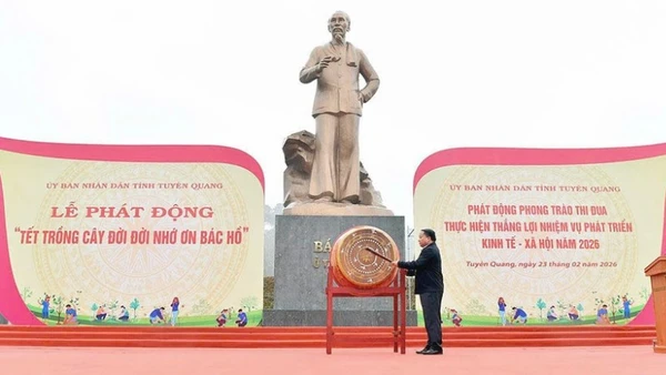Đồng chí Phan Huy Ngọc, Chủ tịch Ủy ban nhân dân tỉnh Tuyên Quang đánh trống phát động Tết trồng cây và phong trào thi đua năm 2026.
