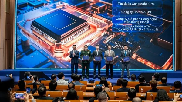 Bộ trưởng Khoa học và Công nghệ Nguyễn Mạnh Hùng trao chứng nhận đơn vị đồng hành Hệ sinh thái Đổi mới sáng tạo Hà Nội cho các doanh nghiệp.