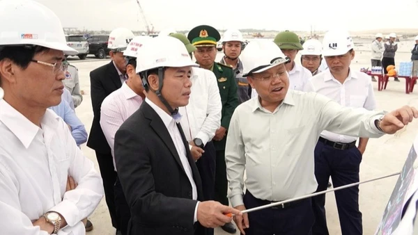 Bí thư Tỉnh ủy Quảng Trị Nguyễn Văn Phương đánh giá cao quyết tâm của chủ đầu tư trong việc sớm đưa Dự án khu bến cảng Mỹ Thủy vào khai thác.