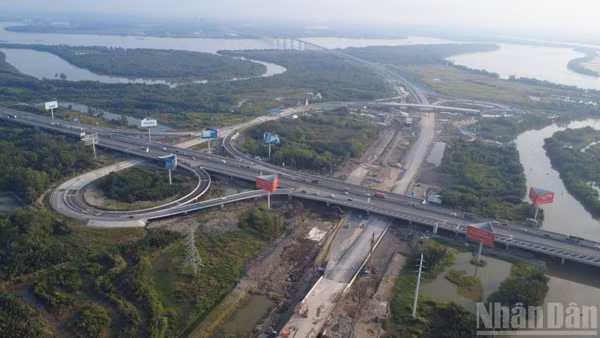 Tuyến Vành đai 3 đi qua Thành phố Hồ Chí Minh có chiều dài hơn 47km, trong đó khoảng 14,7km, được xây dựng trên cao, kết nối với tuyến cao tốc Thành phố Hồ Chí Minh-Long Thành-Dầu Giây.
