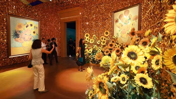 Trải nghiệm Triển lãm "Van Gogh Timeless-Van Gogh Xuyên không" trong ngày khai mạc. (Ảnh: Ban tổ chức)