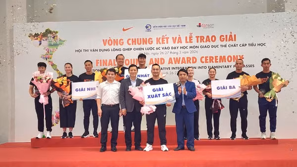 Ban tổ chức trao giải cho các thầy, cô giáo.