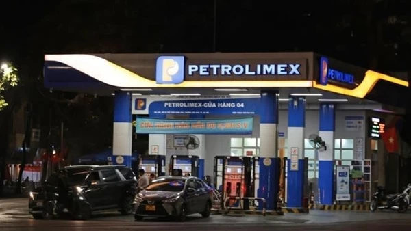 Các cửa hàng bán lẻ xăng dầu của Petrolimex luôn cung ứng đủ cho nhu cầu của người dân. (Ảnh: TRẦN VIỆT/TTXVN)