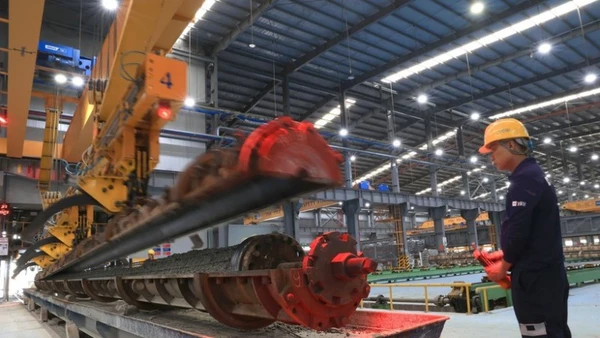 Công nhân sản xuất ống chịu lực ly tâm trong Khu công nghiệp chuyên sâu Phú Mỹ 3, phường Tân Phước, Thành phố Hồ Chí Minh. (Ảnh: Hồng Đạt/TTXVN)