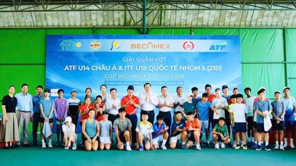 Đại diện Ban tổ chức cùng các đại biểu và vận động viên chụp hình lưu niệm tại lễ khai mạc. 