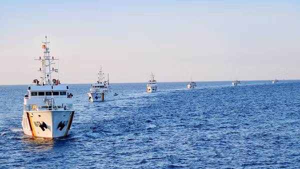 Các tàu Chi đội Kiểm ngư số 3 huấn luyện trên biển.