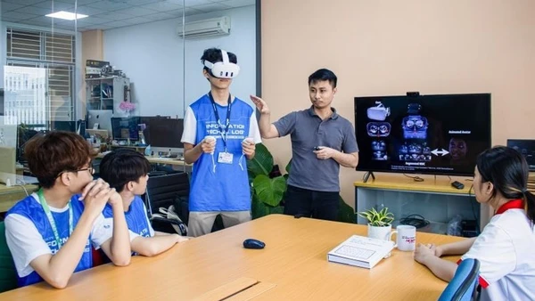 Sinh viên trải nghiệm công nghệ ảo.