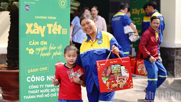 Chương trình “Xây Tết 2026”, trao quà cho công nhân thoát nước đô thị Thành phố.