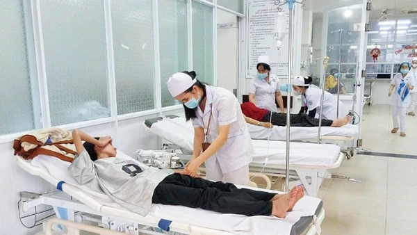 Thăm khám bệnh nhân tại Bệnh viện đa khoa Trung tâm tỉnh Gia Lai.