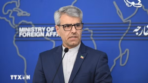 Người phát ngôn Bộ Ngoại giao Iran Esmail Baghaei phát biểu trong một cuộc họp báo ở Tehran. (Ảnh: THX/TTXVN)